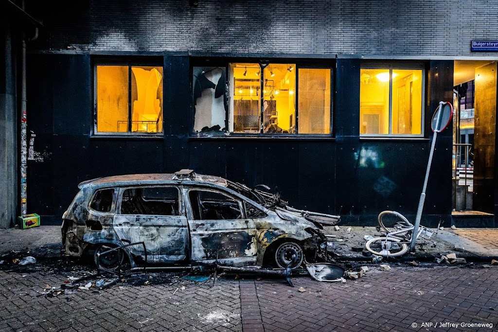 Aanhouding en 14 tips na nieuwe beelden van rellen Coolsingel