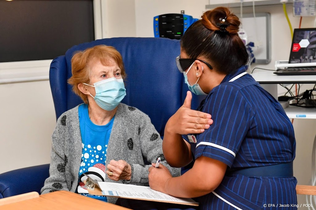 Eerste gevaccineerde wereldwijd roept anderen op tot inenting