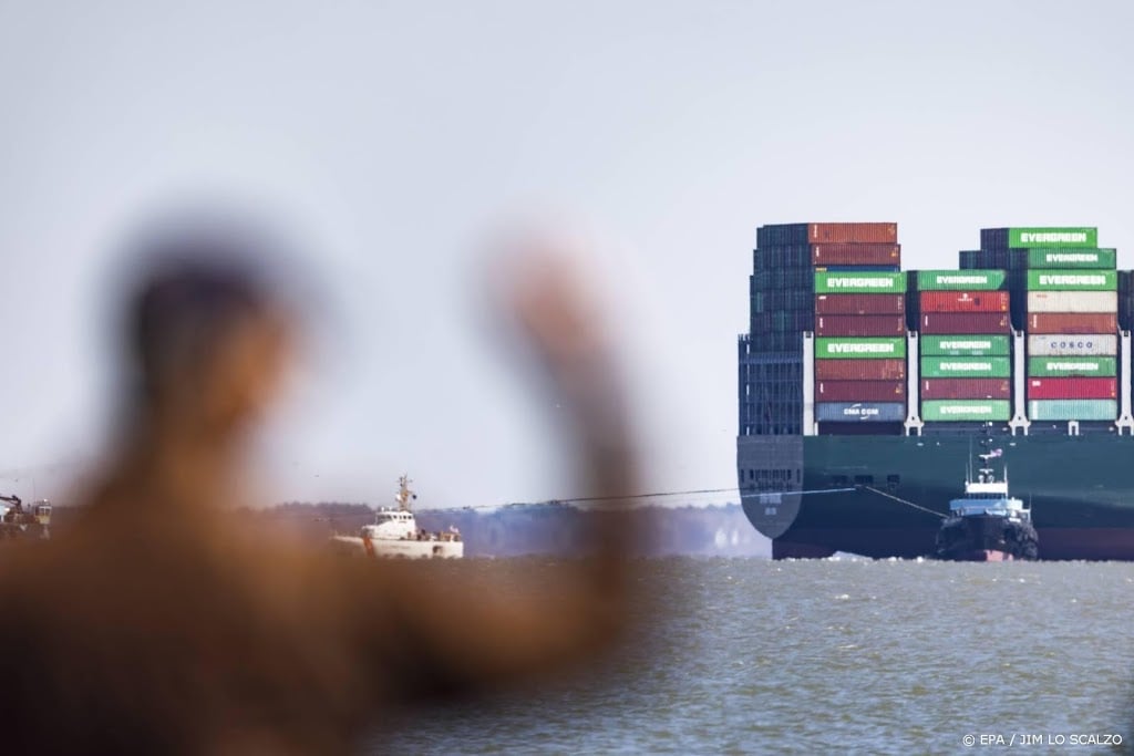 Vastgelopen vrachtschip weer vlotgetrokken in Suezkanaal