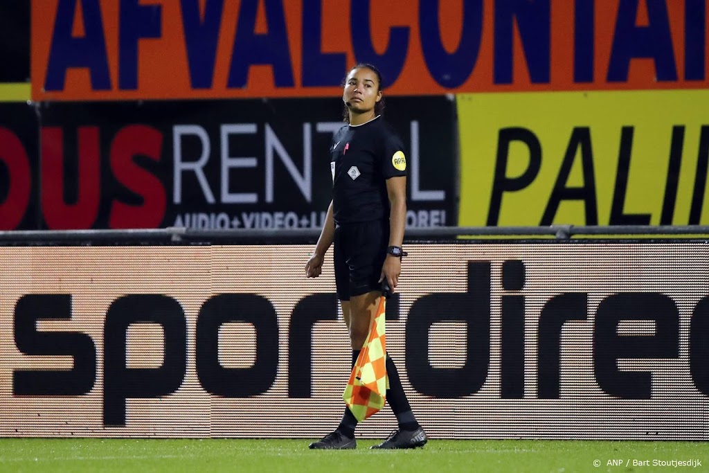 Scheidsrechters Overtoom en Van Boekel naar WK voor voetbalsters