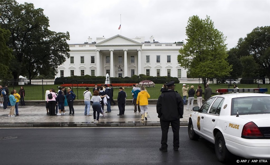 Chauffeur aangehouden na botsing met poort Witte Huis
