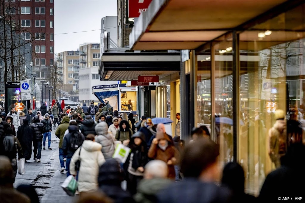 Consumenten besteden iets meer aan diensten en goederen