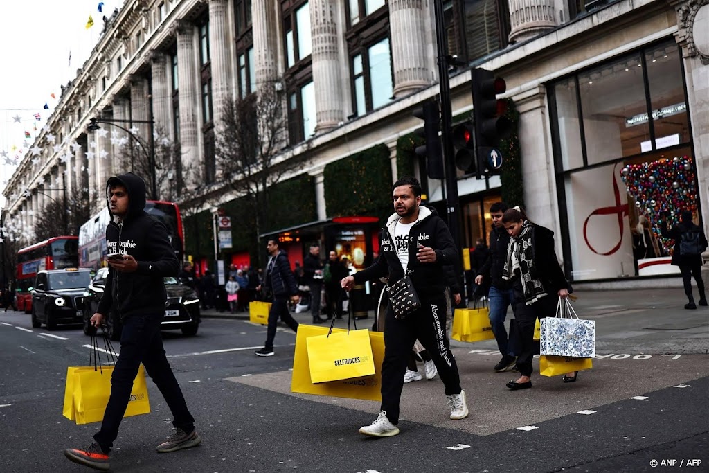 Britten gaven minder uit tijdens feestdagen door hoge inflatie