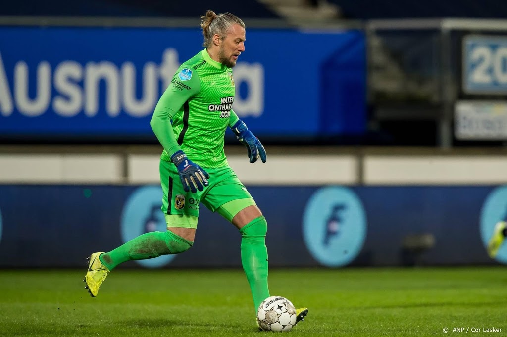 Keeper Pasveer haalt opgelucht adem na late treffer Vitesse