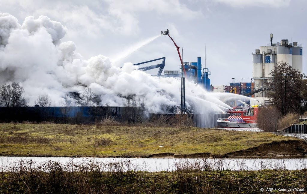 Brand bij schrootverwerker, rook in wijde omgeving te zien