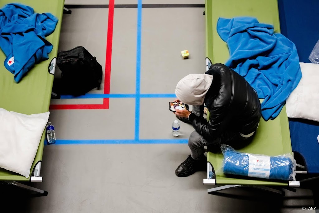 VluchtelingenWerk: pak leefomstandigheden in de noodopvang aan