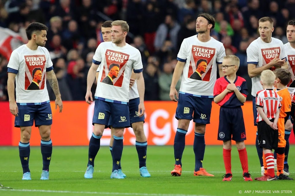 Spelers van Ajax en Sparta steunen aanwezige Van Gaal in ArenA