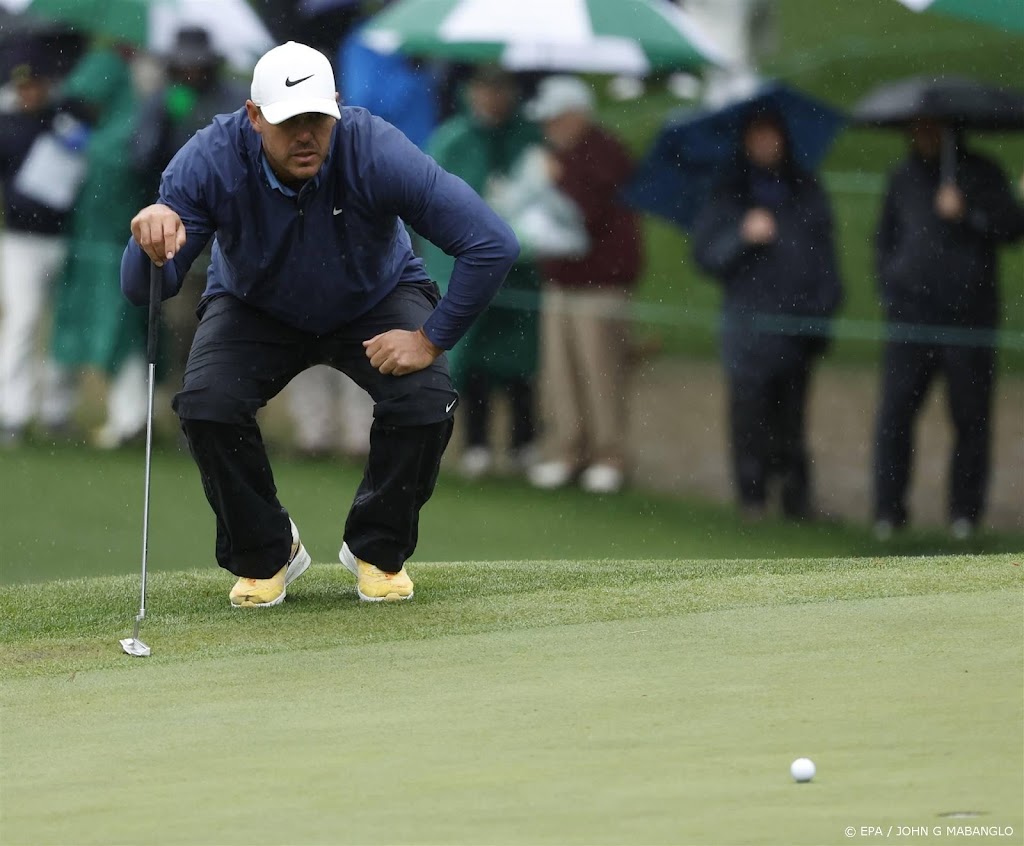 Golfer Koepka vergroot op Masters in de regen zijn voorsprong