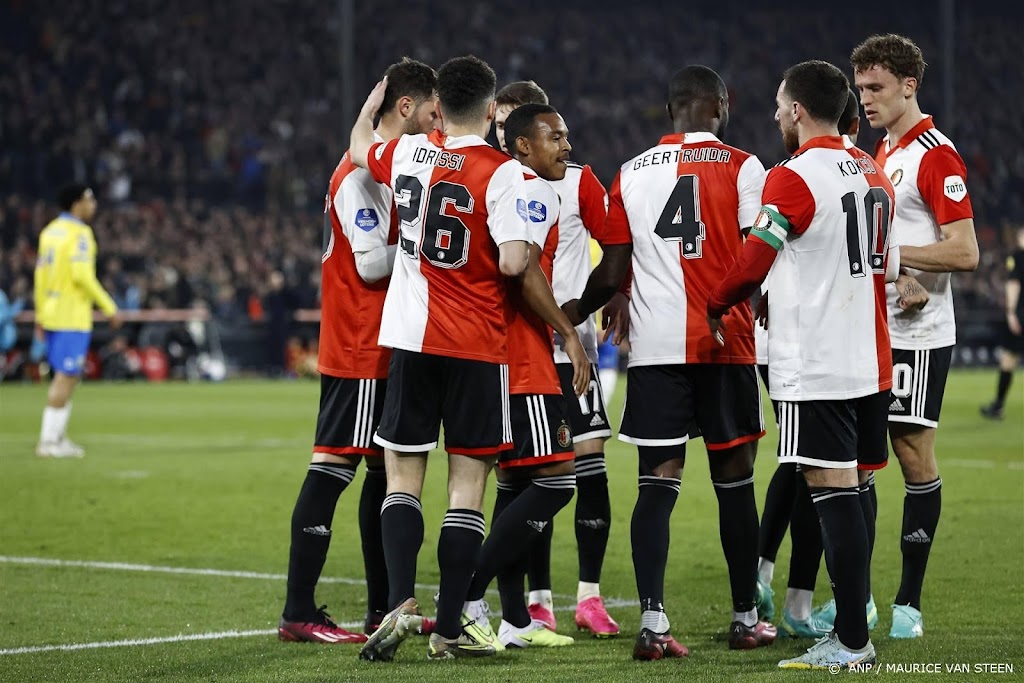 Feyenoord blijft stevig aan kop na ruime zege op RKC Waalwijk