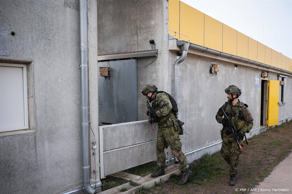 Landmacht met voertuigen naar Duitsland voor NAVO-oefening