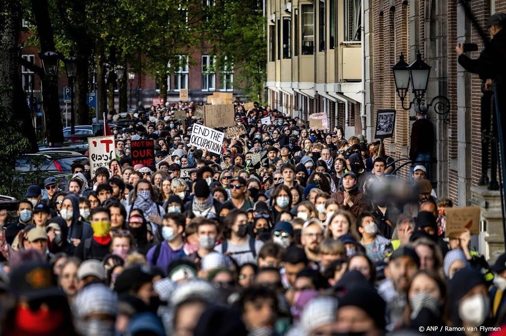 Demonstranten hebben Roeterseilandcampus verlaten en lopen mars