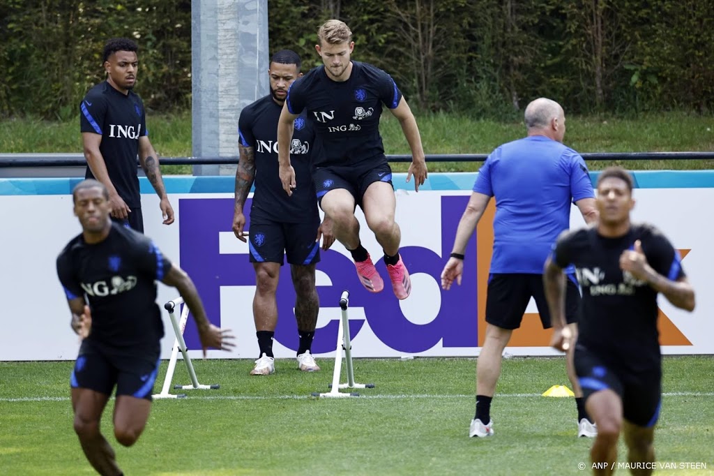 Oranje begint met De Ligt aan training in Zeist