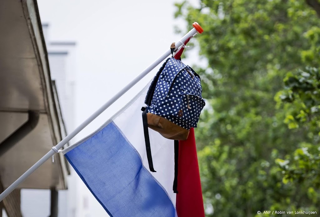 Vlaggen hangen uit voor geslaagde eindexamenleerlingen