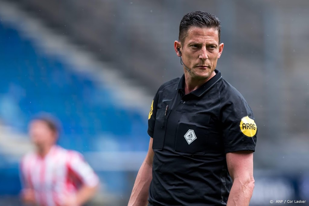 Scheidsrechter Manschot fluit Eredivisie in gang