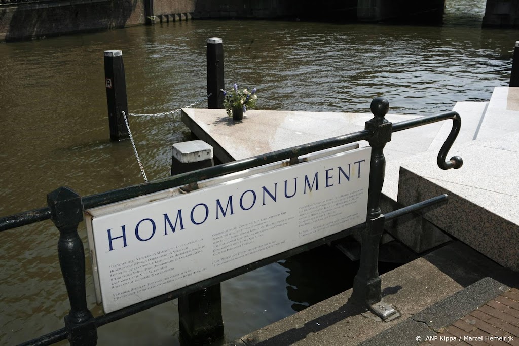 Demonstratie bij homomonument na mishandeling door Uber-chauffeur