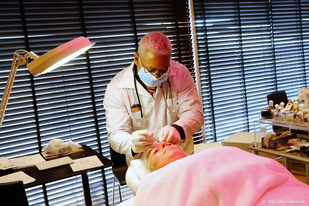 Inspectie: meer handelingen in beautysalon door arts laten doen