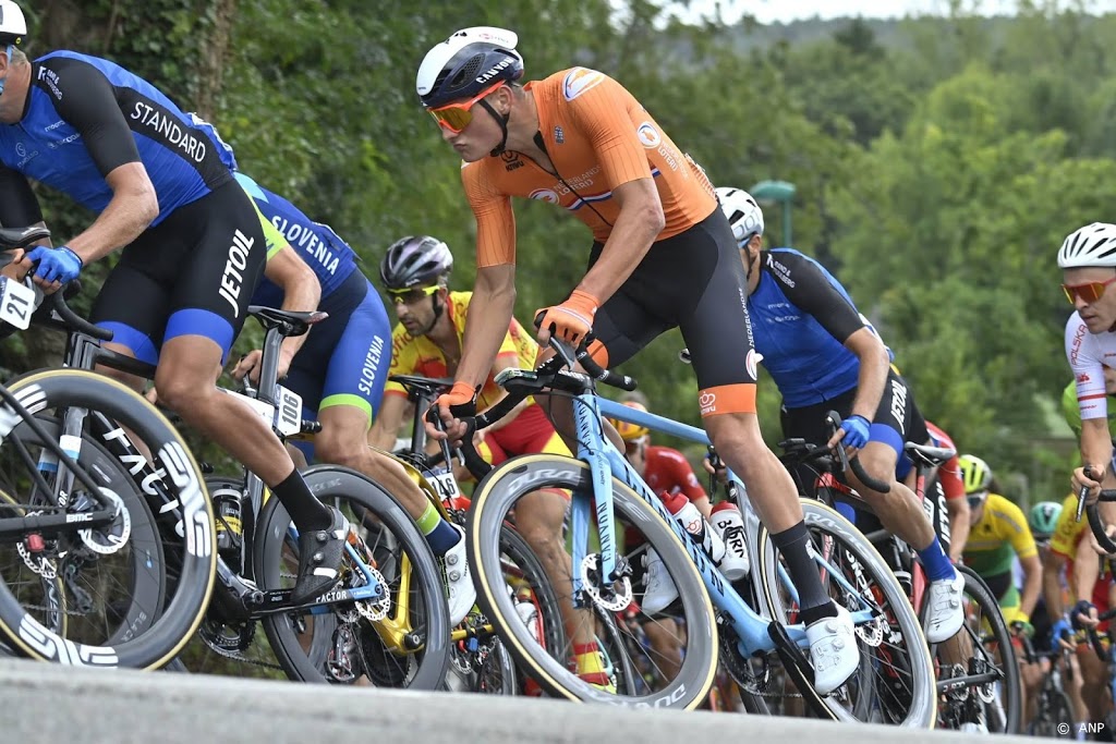 Bondscoach Moerenhout informeert Van der Poel over WK-parcours