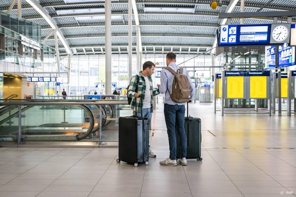 Veel verwarring op Schiphol over treinstaking, drukte bij taxi's