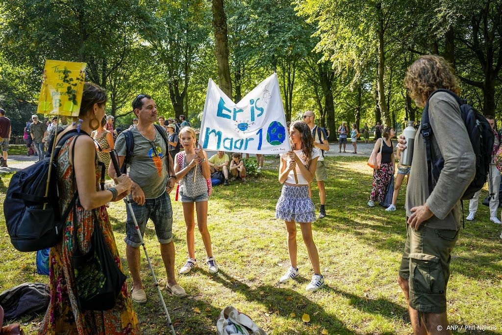 Stationshal Den Haag Centraal druk met demonstranten