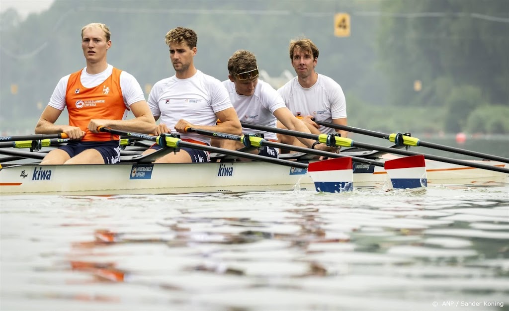 Mannen dubbelvier bezorgen roeiploeg derde gouden plak