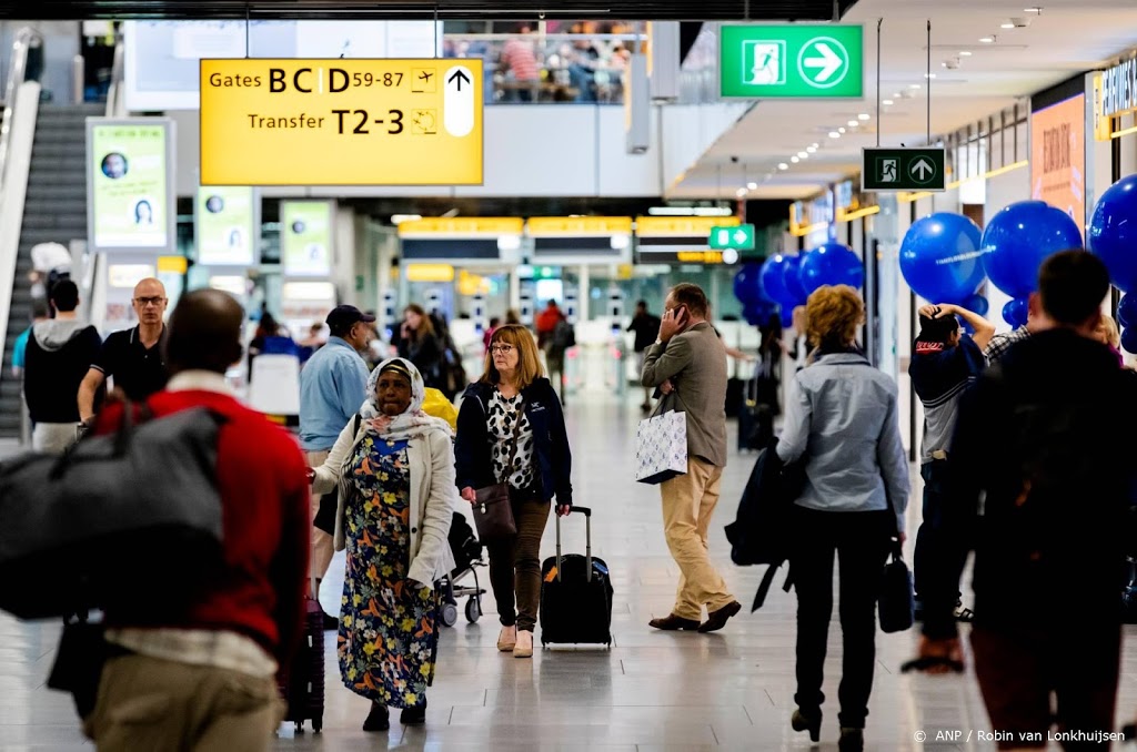 'Toch geen gedwongen ontslagen winkelpersoneel Schiphol'