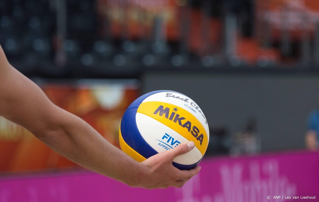 Volleyballers in Topsportcentrum Rotterdam in EK-kwalificatie