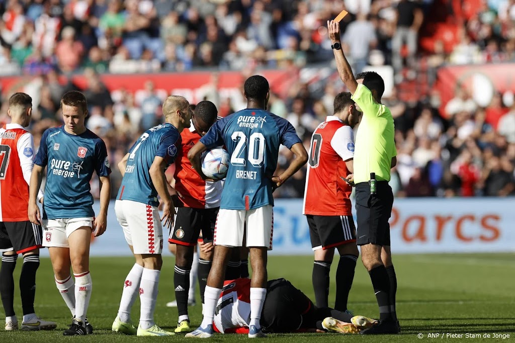 Feyenoord verslaat tien spelers FC Twente met 2-0