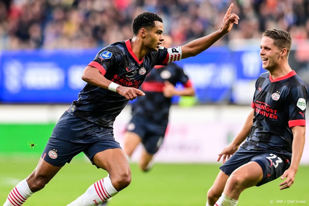 Aanvaller Gakpo houdt PSV in het spoor van AZ en Ajax