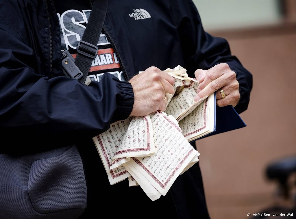Pegida-voorman verscheurt koran in rechtbank en verlaat zaal