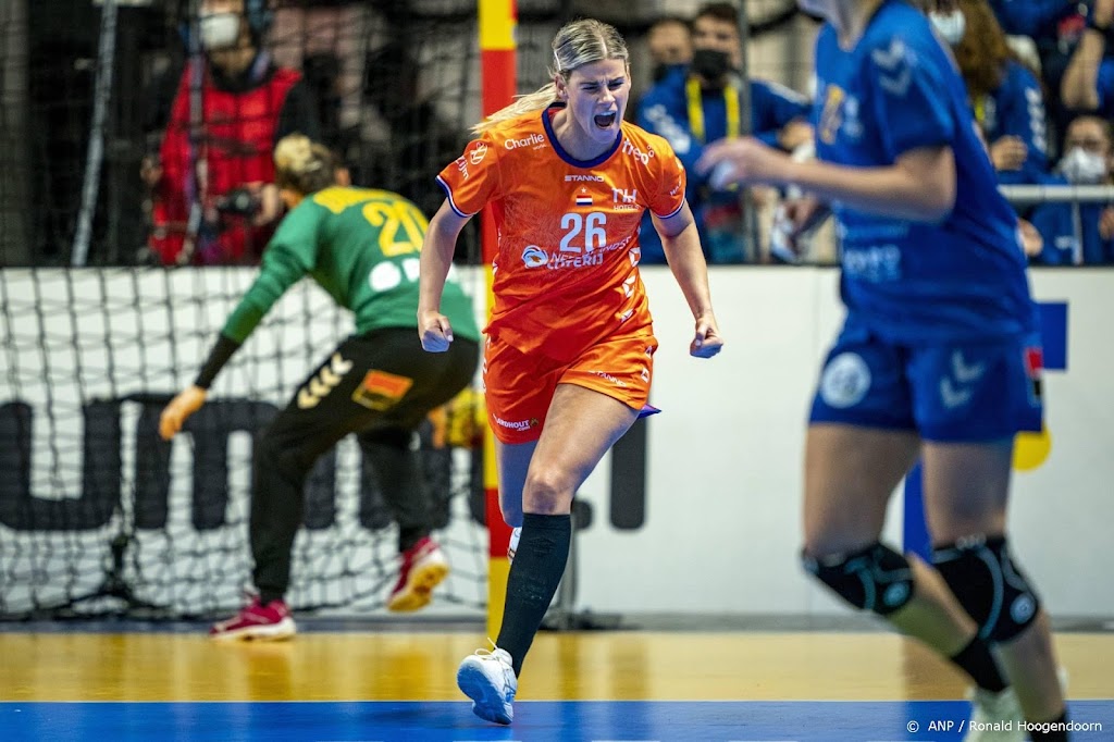 Malestein en Wester redden handbalsters op WK tegen Roemenië