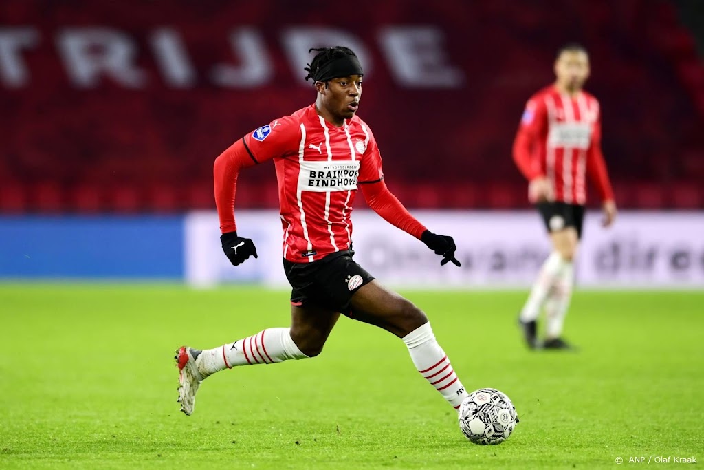 Madueke valt na enkele minuten alweer met blessure uit bij PSV