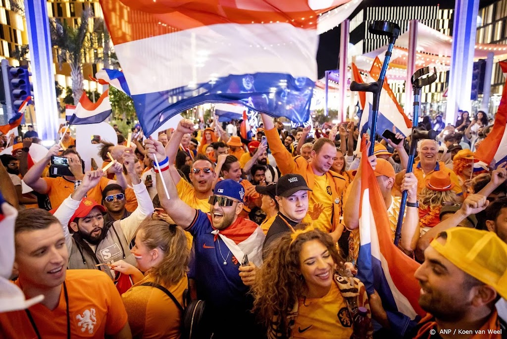 Oranjefans vieren feestje op Lusail Boulevard