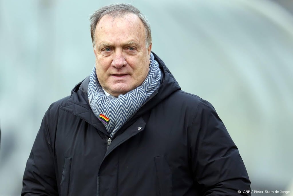 Advocaat gaat eens lekker zitten voor Ajax - PSV