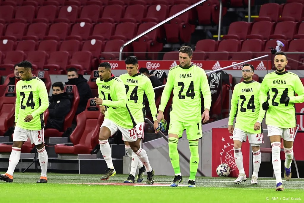 Spelers van Ajax steunen geschorste Onana voor bekerduel met PSV