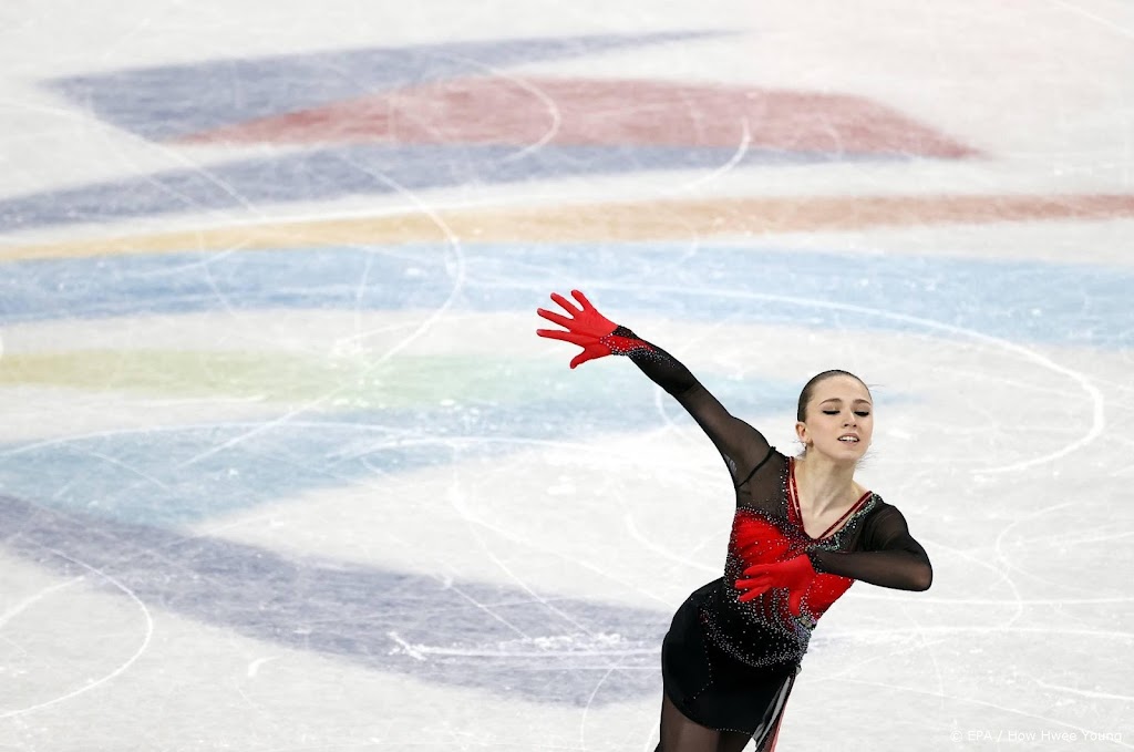 Russische kunstrijder Valieva ondanks dopinggeruchten op het ijs