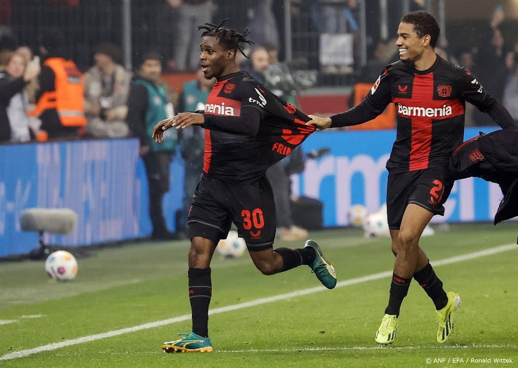Leverkusen slaat met ruime zege aanval Bayern af, treffer Frimpong