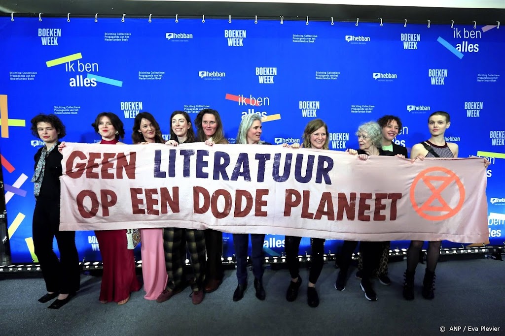 Leden Extinction Rebellion maken statement bij boekenbal