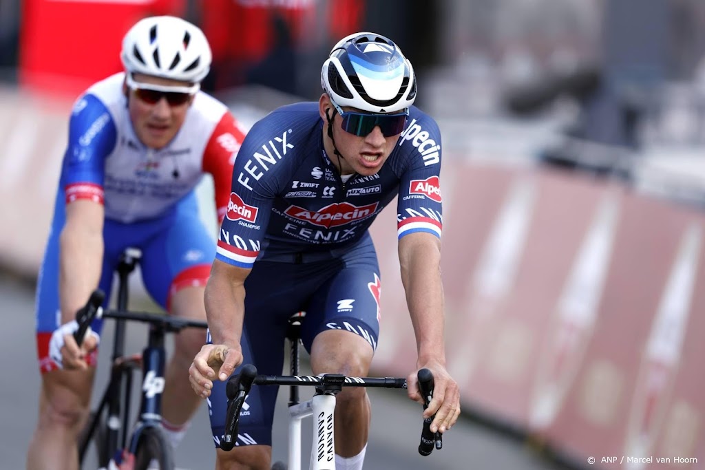 Van der Poel legt zich neer bij overwicht Ineos in Gold Race
