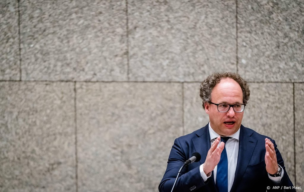 Koolmees: pensioenwet gaat jaar later in