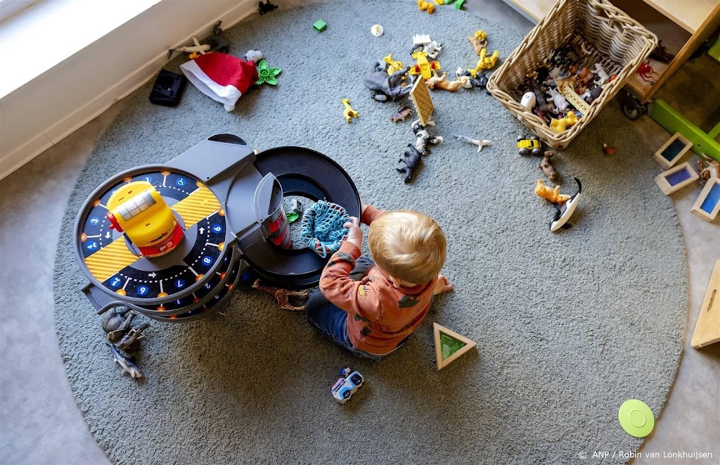 VVD en D66 onder vuur om vertraagde bijna gratis kinderopvang