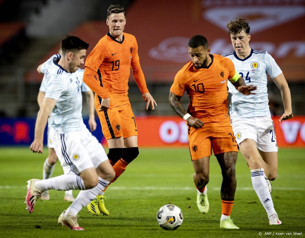 Depay ziet samenwerking met Weghorst wel goed komen