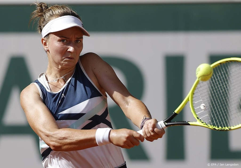 Krejcikova overleeft matchpoint en bereikt finale Roland Garros