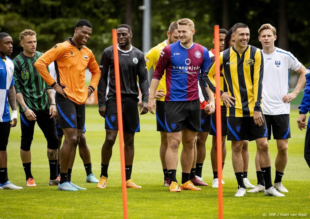 Oranje traint met De Ligt in opvallende shirts
