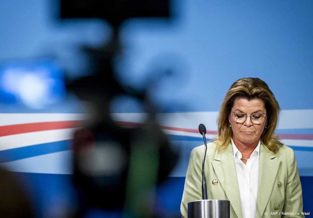 Minister Van der Wal thuis in gesprek met demonstrerende boeren