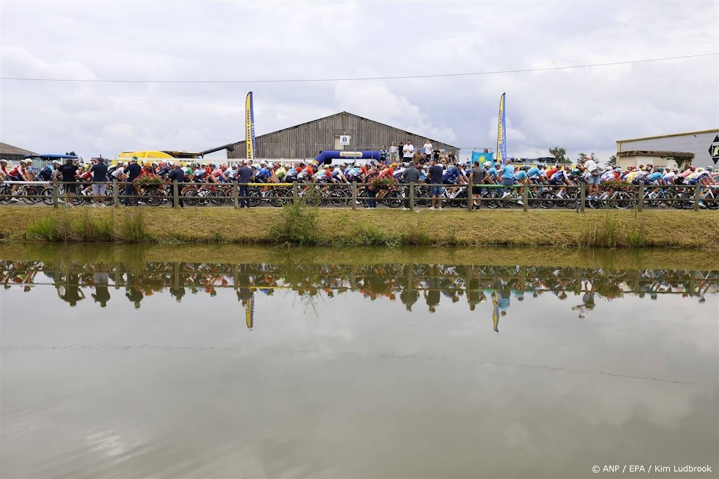 Peloton vertrokken voor lastige rit met cols in Centraal Massief
