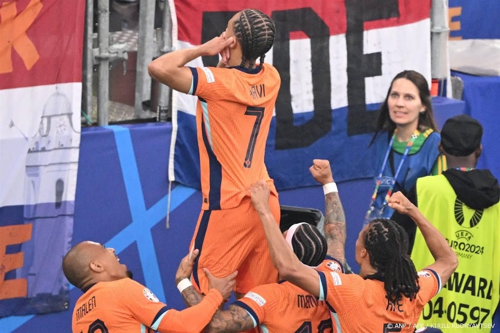 Simons zorgt voor tweede treffer Oranje buiten zestienmetergebied
