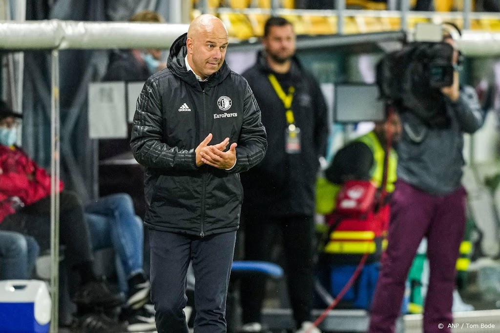 Feyenoord-trainer Slot betreurt mislopen verdediger Van de Ven