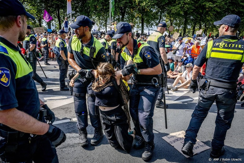 Ruim vijfhonderd klimaatactivisten aangehouden bij blokkade A12