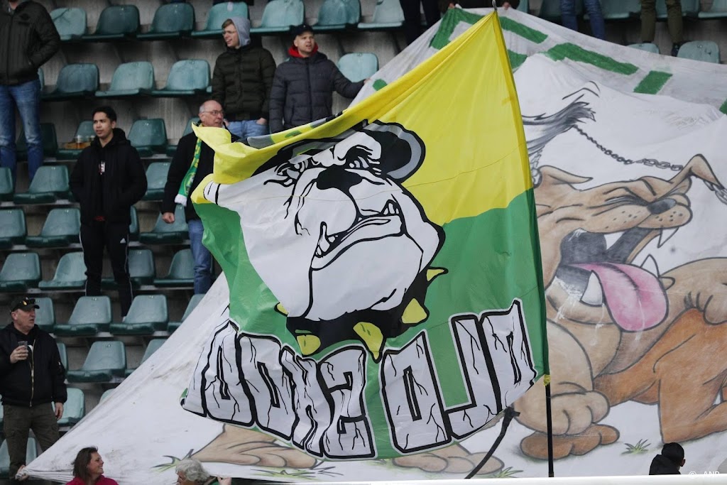 Supporters ADO Den Haag leggen wedstrijd even stil met protest