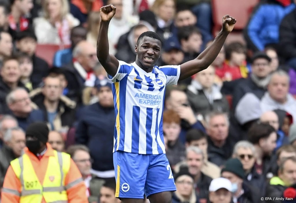 Hartaandoening dwingt 24-jarige voetballer Brighton om te stoppen